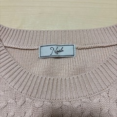 Noela ピンクベージュ ケーブルニットセーターの画像