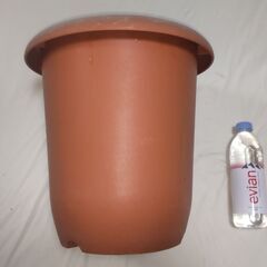 【まだ受付中】10-05 中古 プラスチック製 プランター 植木鉢 茶 これからの季節ガーデニングに如何ですか♪ 大型深型♪ 早い者勝ちです✨✨の画像