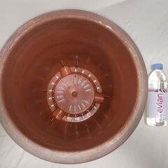 【まだ受付中】10-05 中古 プラスチック製 プランター 植木鉢 茶 これからの季節ガーデニングに如何ですか♪ 大型深型♪ 早い者勝ちです✨✨の画像