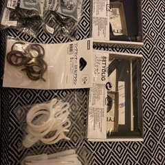 カーテンポール取り付け金具など