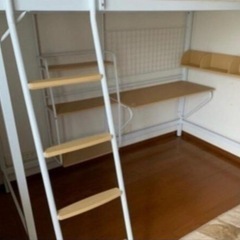 ニトリ　ロフトベッド机、棚付き。白の画像