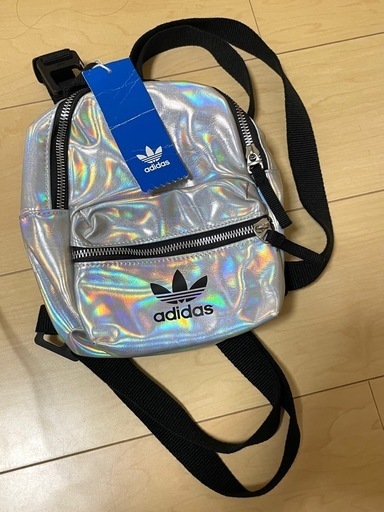adidas ホログラフィック ボディバッグ