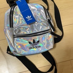adidas ホログラフィック ボディバッグ