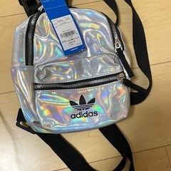 adidas ホログラフィック ボディバッグの画像