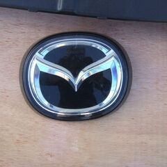 マツダ３，１００周年記念モデルに付いていたマツダフロントマーク（傷なし）の画像