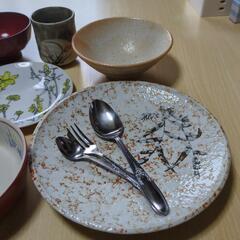 1人分の食器の画像