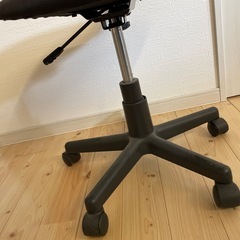 中古のよく見たら汚いパッと見綺麗なデスクチェア
の画像