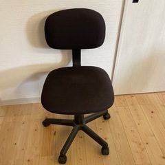 中古のよく見たら汚いパッと見綺麗なデスクチェア
