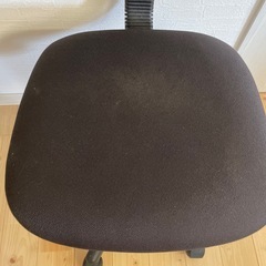 中古のよく見たら汚いパッと見綺麗なデスクチェア
の画像