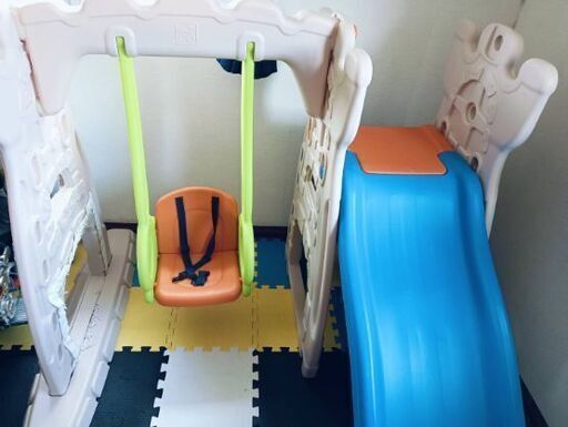 室内遊具　滑り台、ブランコ、バスケットゴール