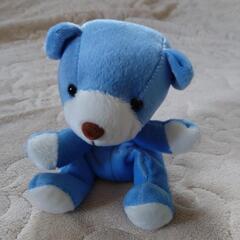 青いくまのぬいぐるみ