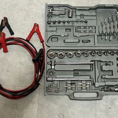 不足がある工具セットとブースターケーブル