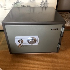 元値８８,７８０円⭐️金庫⭐️土台付き