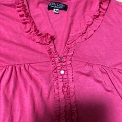 ピンクのフリルが可愛いＴシャツ　未着用の画像