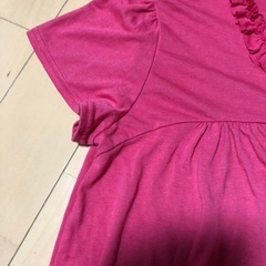 ピンクのフリルが可愛いＴシャツ　未着用の画像