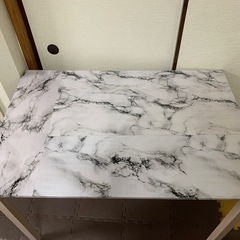 ダイニングテーブルの画像