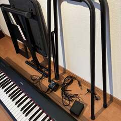 ヤマハ　電子キーボード　電子ピアノ　ピアジェーロ　NP-12B（黒）　譜面立て、電源アダプタ、スタンド、ペダル、椅子つき　2016年製の画像