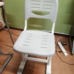 サンワダイレクトの高さが調整できる学習椅子です
