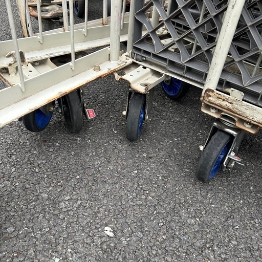 再入荷‼️5669【戸塚区引取り限定】折りたたみ式金属カゴ台車 4輪キャスター 1台の価格です 