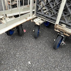 再入荷‼️5669【戸塚区引取り限定】折りたたみ式金属カゴ台車 4輪キャスター 1台の価格です の画像