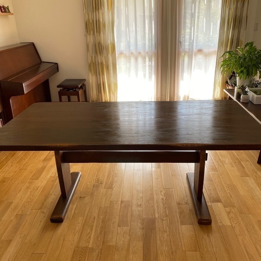 分厚い無垢板のダイニングテーブル