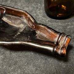 潰したアンバーガラス ボトルトレイ とボトル アンティーク風ワイルド風の画像