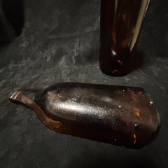 潰したアンバーガラス ボトルトレイ とボトル アンティーク風ワイルド風の画像