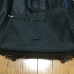 ベネトン　黒　車輪2個付きボストンバッグの画像