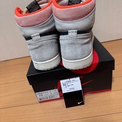 エアジョーダン1 ハイカット ニュートラルグレー ハイパークリムゾン の画像