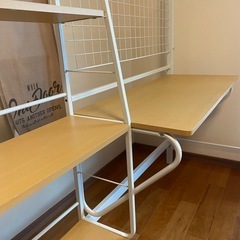 ニトリ　ロフトベッド机、棚付き。白の画像