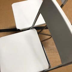 折りたたみ椅子の画像