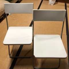 折りたたみ椅子の画像