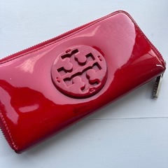 トリーバーチ　TORY BURCH 赤　エナメル　ジップ付き長財布