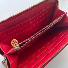 トリーバーチ　TORY BURCH 赤　エナメル　ジップ付き長財布の画像