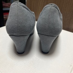 グレー スエード オープントゥ 中ヒールブーティの画像