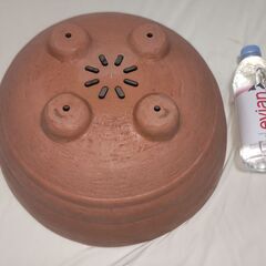 【まだ受付中】10-08 中古 プラスチック製 テラコッタ風丸型プランター 植木鉢 茶 これからの季節ガーデニングに如何ですか♪ 平型♪ 早い者勝ちです✨✨の画像