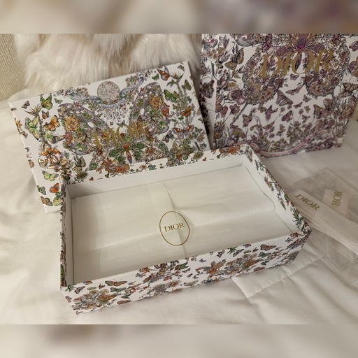 《 新品未使用 / ホリデー限定ラッピング付き♪》Lady Dior iPhone14Proケース