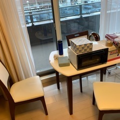 取引中です。無料、ダイニングテーブルと椅子の画像