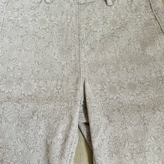 【ユニクロ】花柄スキニーパンツ ベージュ　Mサイズの画像