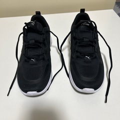 PUMAスニーカー