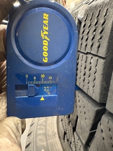 　バリ溝　2023年製　 235/50r20 スタッドレス　タイヤのみ　