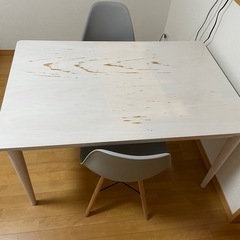 ダイニングテーブルと椅子2脚(内1脚ネジ1本ないです)
