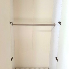 【投稿価格から70%OFF！】【購入時７万円】IKEA イタリア・ドイツ製 クローゼット(ワードローブ)　高さ237cm　ガラスコーティング扉　イケア VINSTRA　衣装タンス　洋ダンス　洋タンス の画像