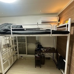ベッドとテーブル