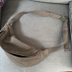 カーキーのショルダーバッグ