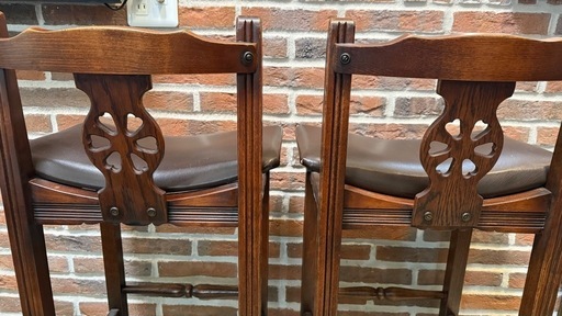 イギリスビンテージ　希少な絶版品　Old Charm(オールドチャーム)　風格漂う佇まいが魅力的なカウンターチェア2脚セット(ハイチェ