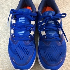 中古ジュニアスニーカーの画像