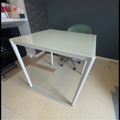 空気清浄機、テーブル、棚の画像