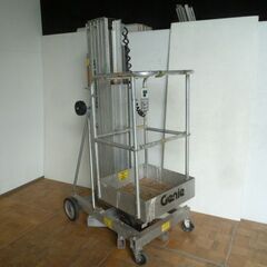 【中古】電動 高所作業 リフト PLC-24 人員リフト 高さ 1.99m〜5.3m 最大荷重300ポンド(約136Kg) 100V Genie Industries の画像