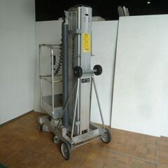 【中古】電動 高所作業 リフト PLC-24 人員リフト 高さ 1.99m〜5.3m 最大荷重300ポンド(約136Kg) 100V Genie Industries の画像